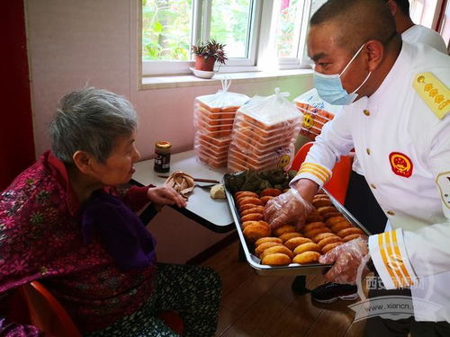 孤寡老人 我們端午過的很豐盛 很幸福