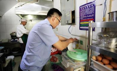 玉泉區(qū)食藥局壓實(shí)小餐飲“四化”監(jiān)管