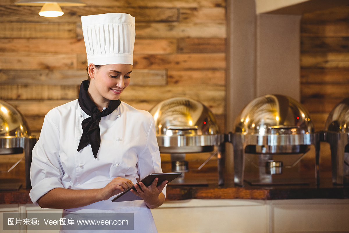 廚師雙臂交叉站著