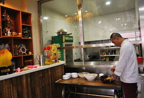 農民工吃午餐忘帶錢包,老板說 沒事我請你,次日卻楞了